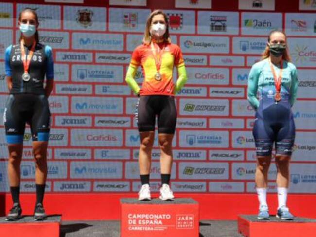 Sara Martín en lo más alto del podio con su medalla de Oro Sub-23.