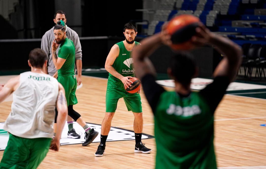 Axel Bouteille retiene el balón en un entrenamiento del Unicaja