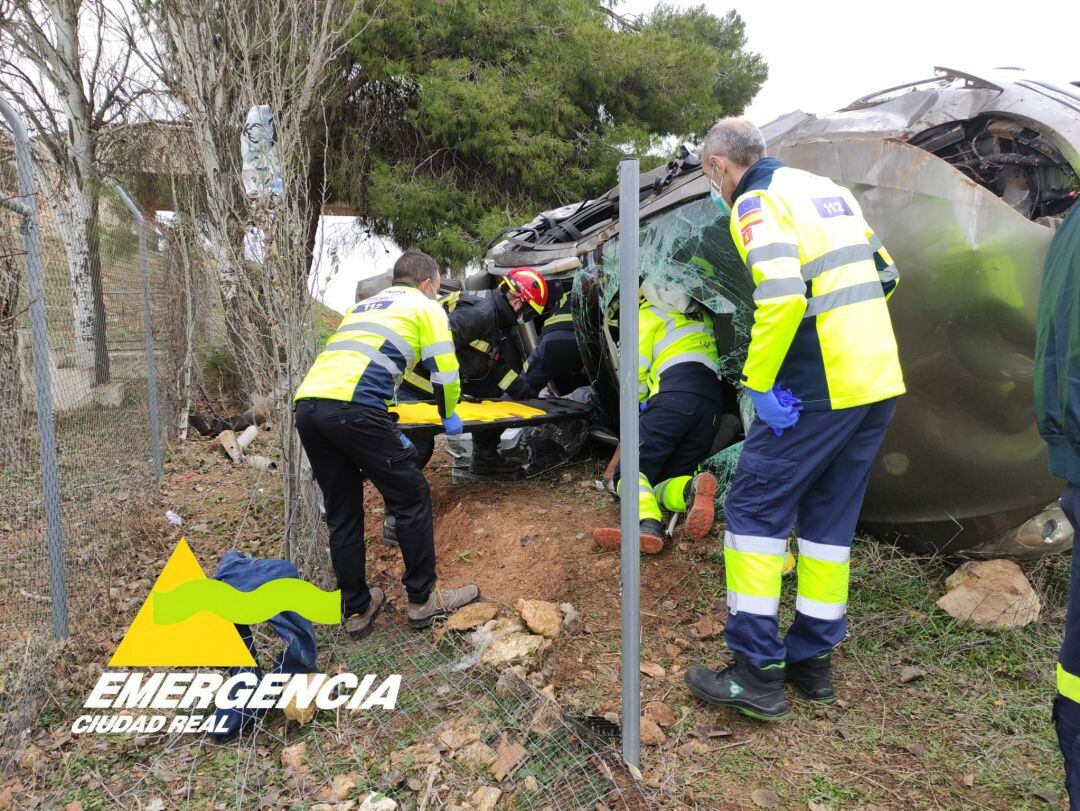 Equipos de emergencias trabajando en el vehículo siniestrado