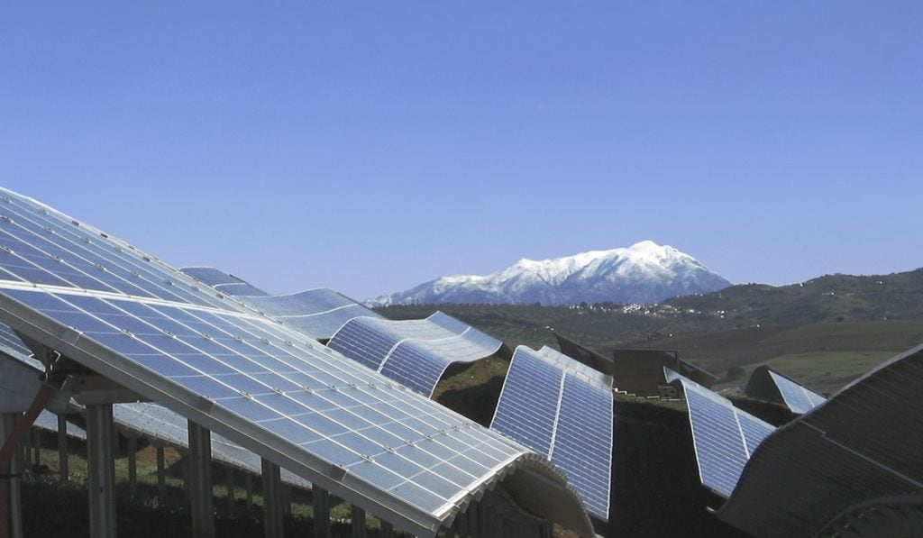 Parque de paneles fotovoltaicos adaptados al terreno construido por la compañía Ansasol.