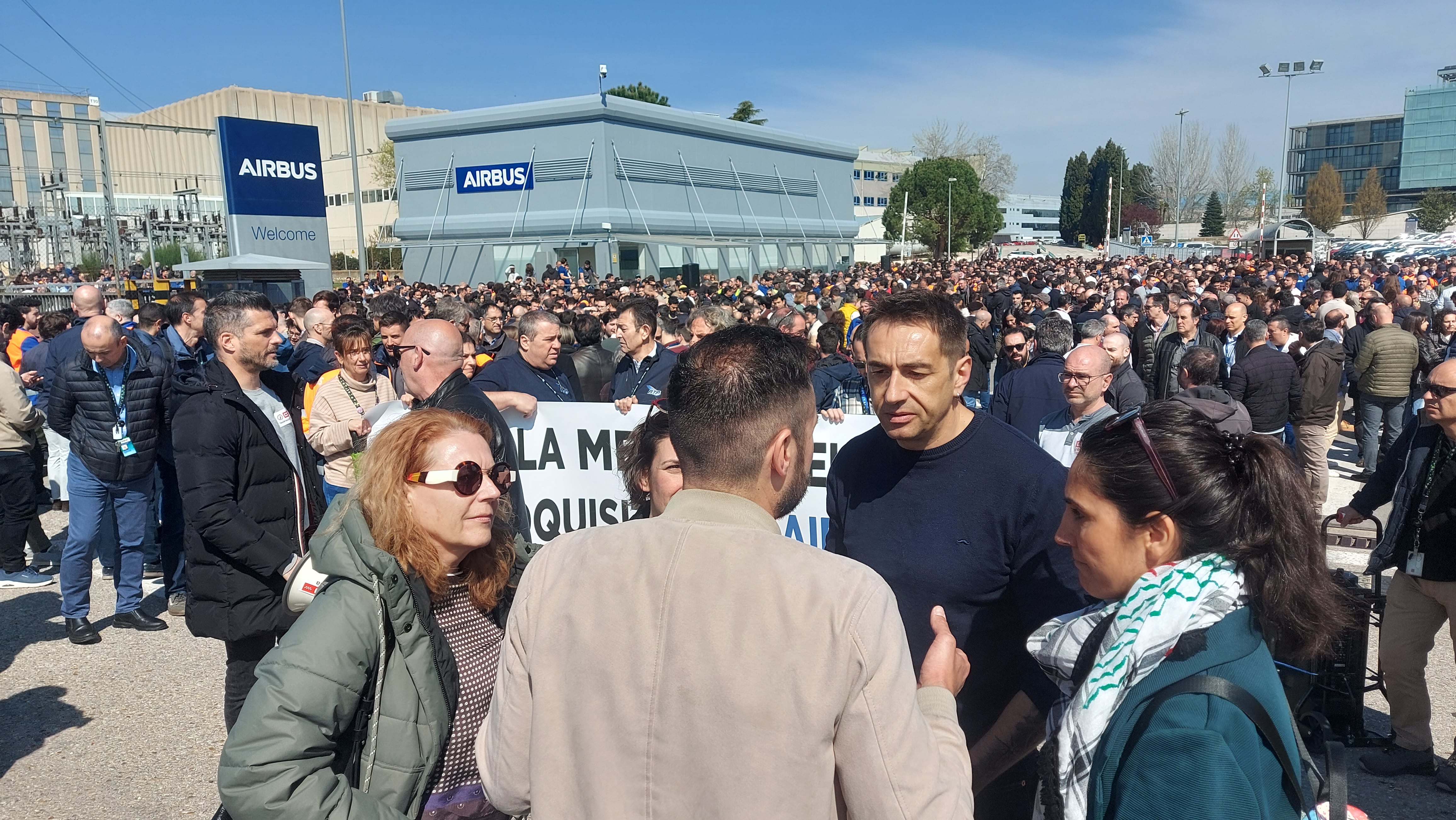 Emilio Delgado, portavoz adjunto de Más Madrid en la asamblea madrileña, en la concentración de Airbus