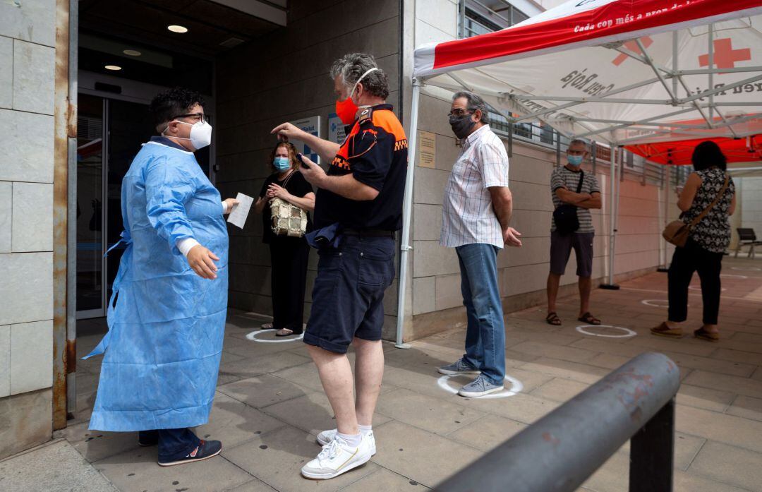 Colas el pasado lunes para realizarse las pruebas pruebas PCR en la localidad de Santa Coloma de Gramanet, Cataluña.