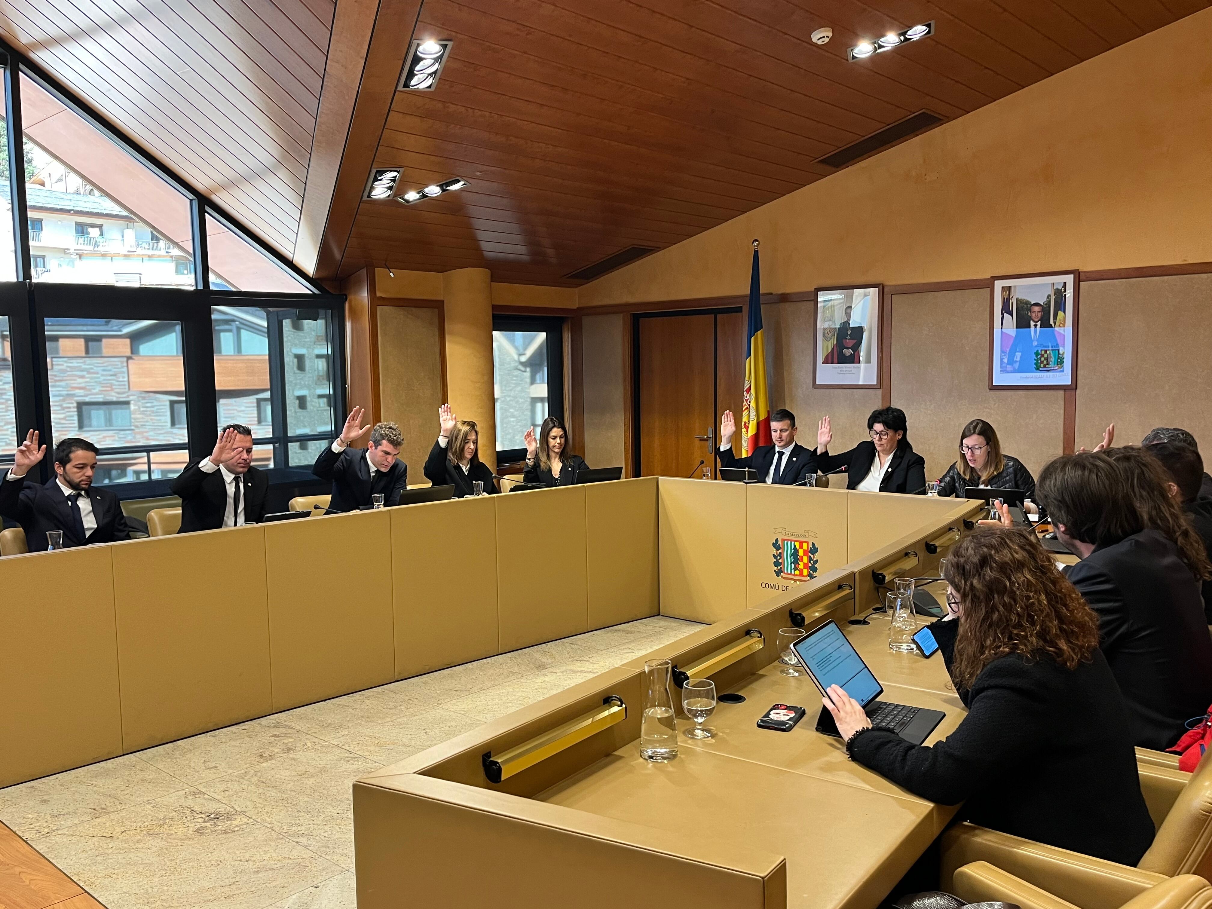 Votació de la cessió d'un terreny al Govern durant la sessió de comú de la Massana d'aquest dilluns.