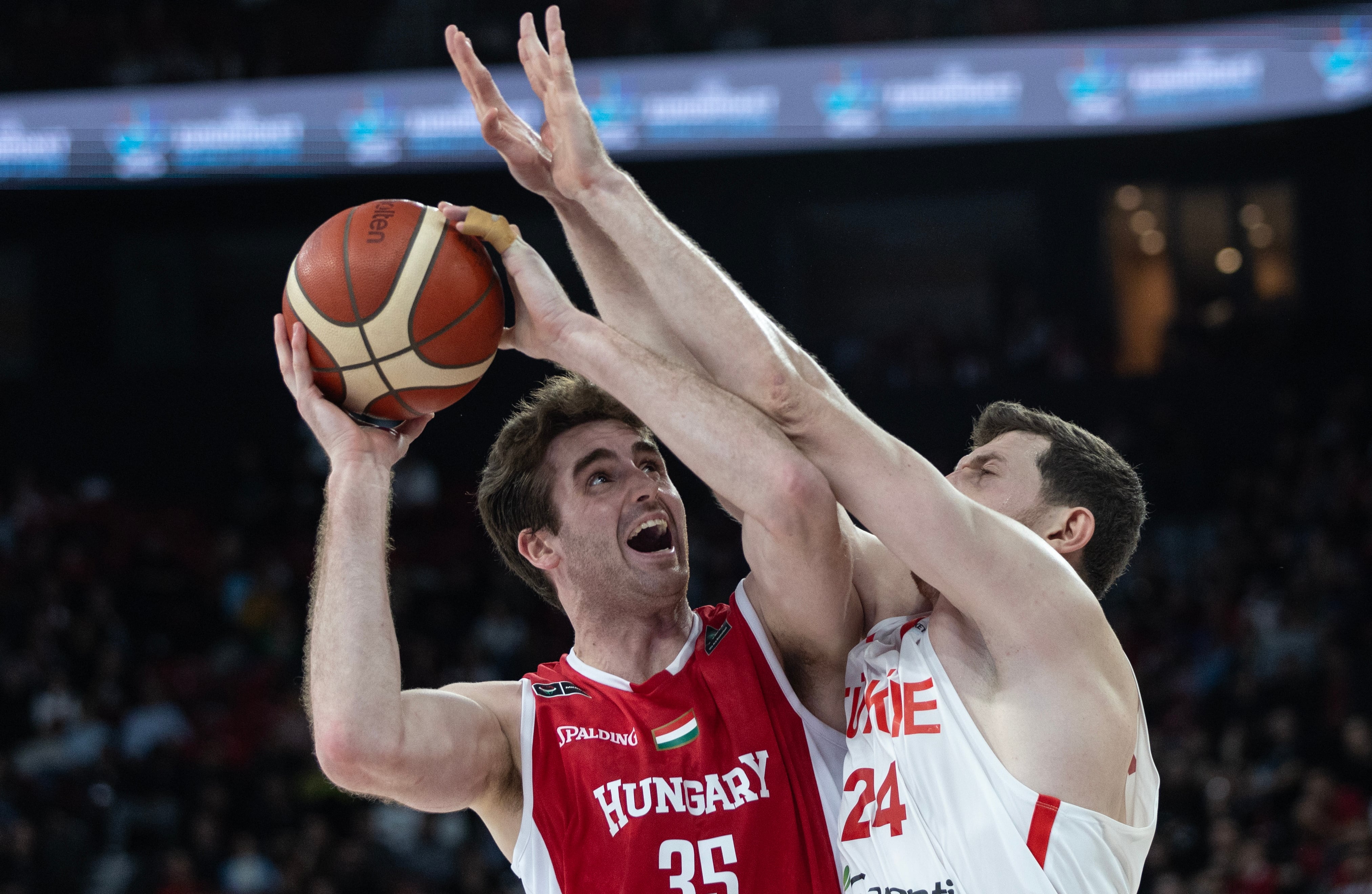 Istanbul (Turkey), 22/11/2024.- Ercan Osmani (R) of Turkey in action against Nate Reuvers (L) of Hungary during the men&#039;s FIBA EuroBasket 2025 qualification group B match between Turkey and Hungary in Istanbul, Turkey, 22 November 2024. (Baloncesto, Hungría, Turquía, Estanbul) EFE/EPA/ERDEM SAHIN
