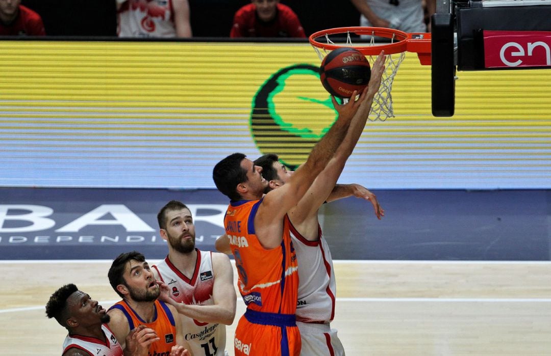 GRAFCVA6107. VALENCIA, El alero del Valencia Basket, Alberto Abalde, trata de anotar ante la defensa del alero del Casademont Zaragoza, Jonathan Barreiro, durante la disputa del tercer partido de la segunda jornada del grupo B de la fase final de la Liga ACB en el pabellón de la Fuente de San Luis de Valéncia. EFE, Manuel Bruque