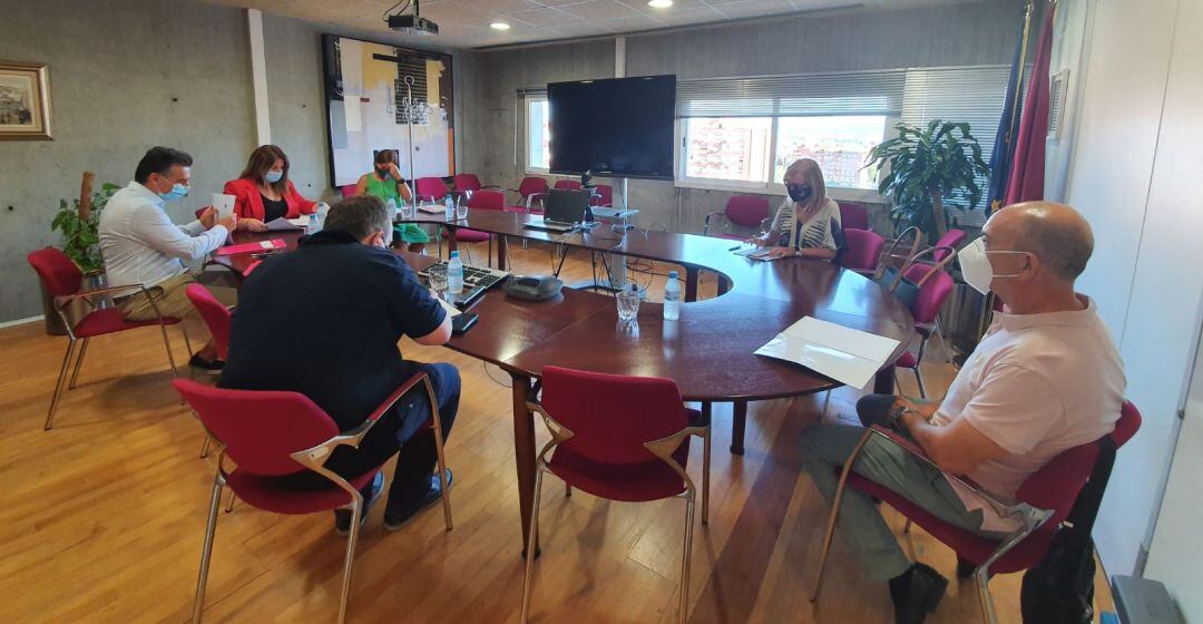 La decisión se ha tomado tras una serie de reuniones con los representantes de las comisiones de directores de Primaria y Secundaria, los presidentes de las patronales de la enseñanza concertada, y los representantes de las asociaciones de padres y madres