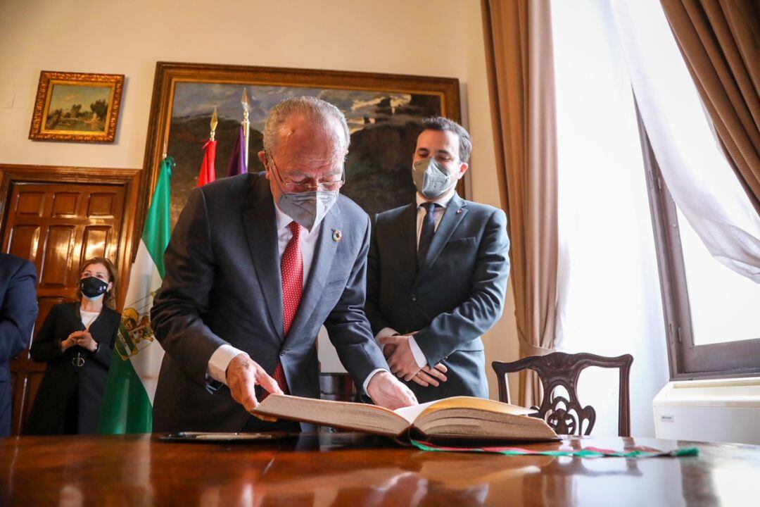 El alcalde de Málaga, Francisco de la Torre, junto al ministro de Consumo, Alberto Garzón, durante la visita de éste último al ayuntamiento de la capital malagueña