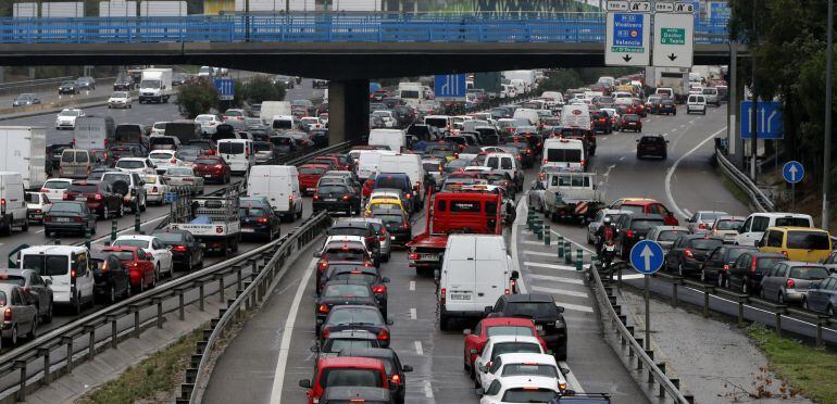 La M-30 colapsada por los atascos, que han vuelto a ser protagonistas este lunes en Madrid.