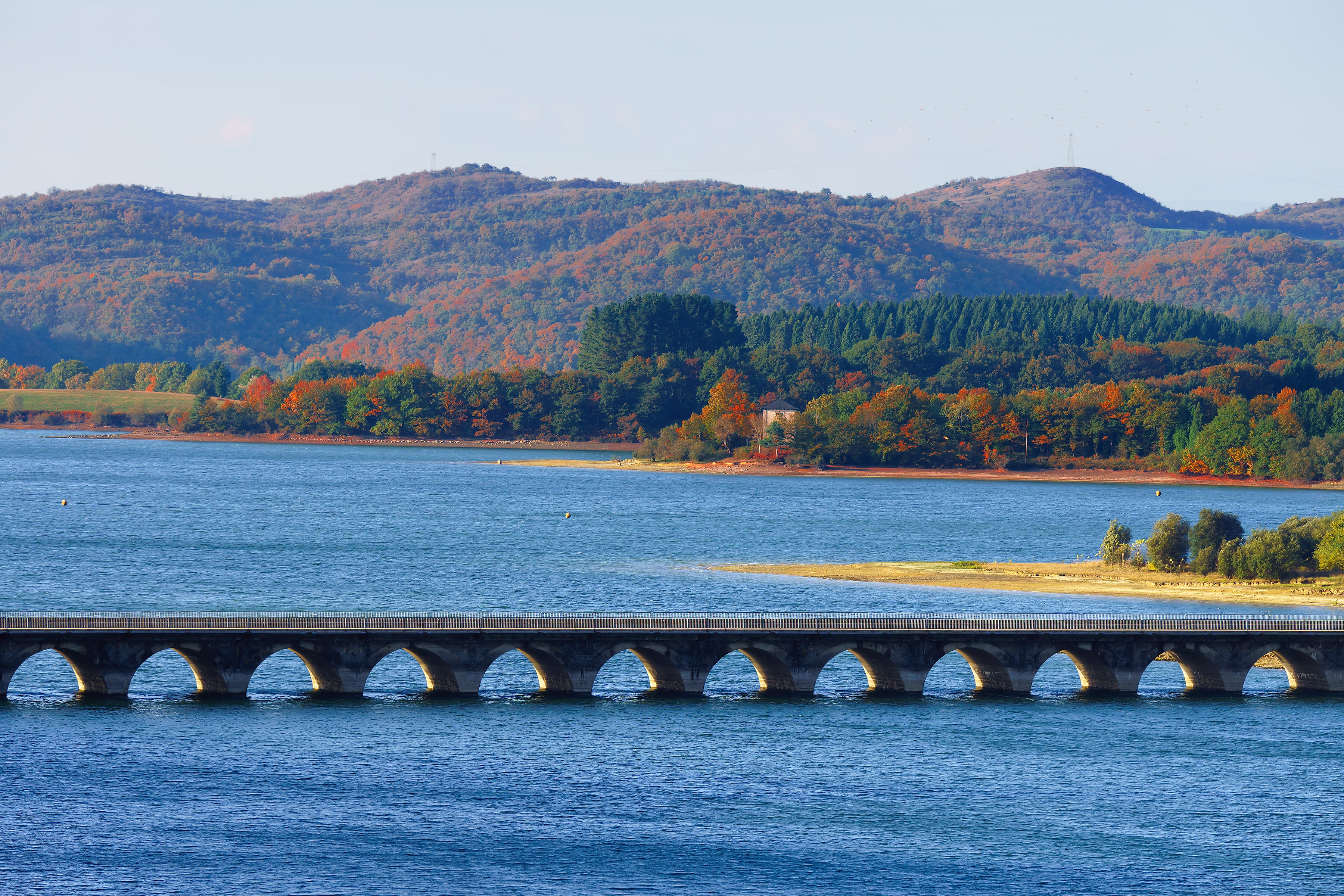 El puente de Legutio en el embalse de Urrunaga