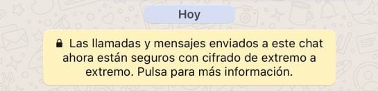 Letrero de WhatsApp que indica que los mensajes son cifrados de extremo a extremo.