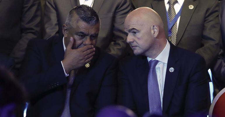 Claudio Tapia, presidente de la Asociación del Fútbol Argentino (AFA), conversa con Gianni Infantino, presidente de la FIFA