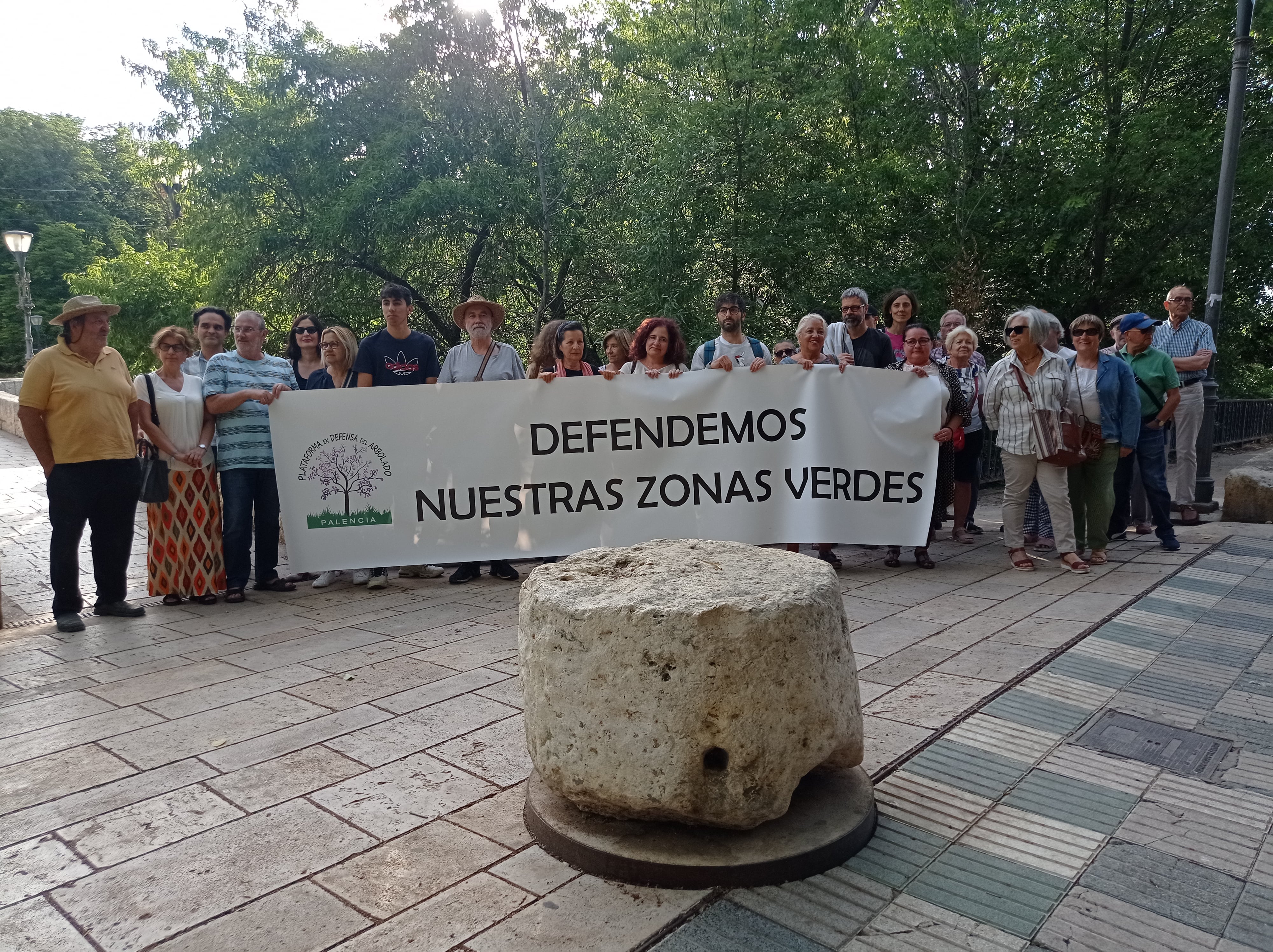 Concentración contra la tala indiscriminada de árboles en la ribera del Carrión