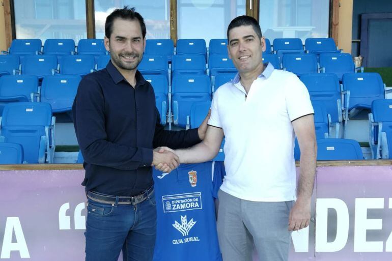 El presidente del CD Villaralbo, Juan Ramón Saludes, estrecha la mano al técnico Mario Prieto