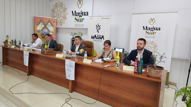 Mesa presidencial de la XXV Fiesta del Olivar y el Aceite de Oliva de Sierra Mágina