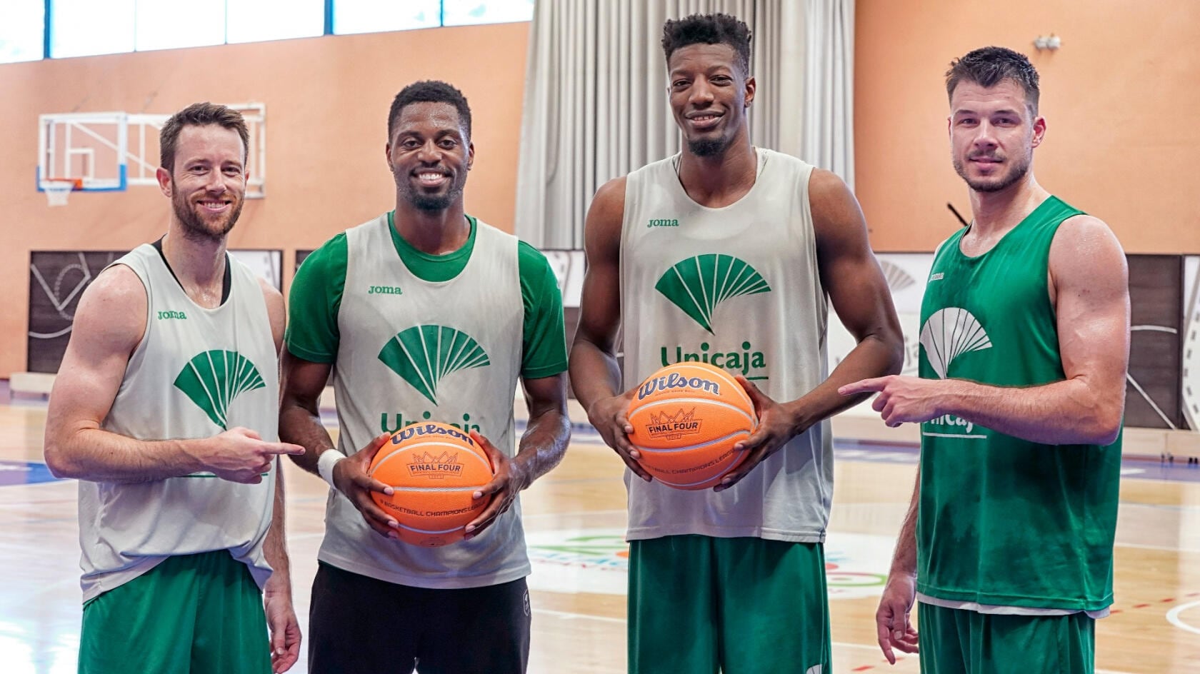 Los jugadores del Unicaja Tyler Kalinoski, Melvin Ejim, Yankuba Sima y Jonathan Barreiro, saben lo que es disputar una fase final de la BCL