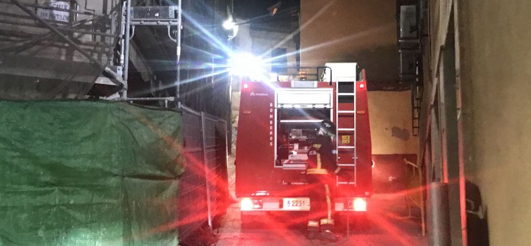 Bomberos actúan en un incendio. Foto de archivo.