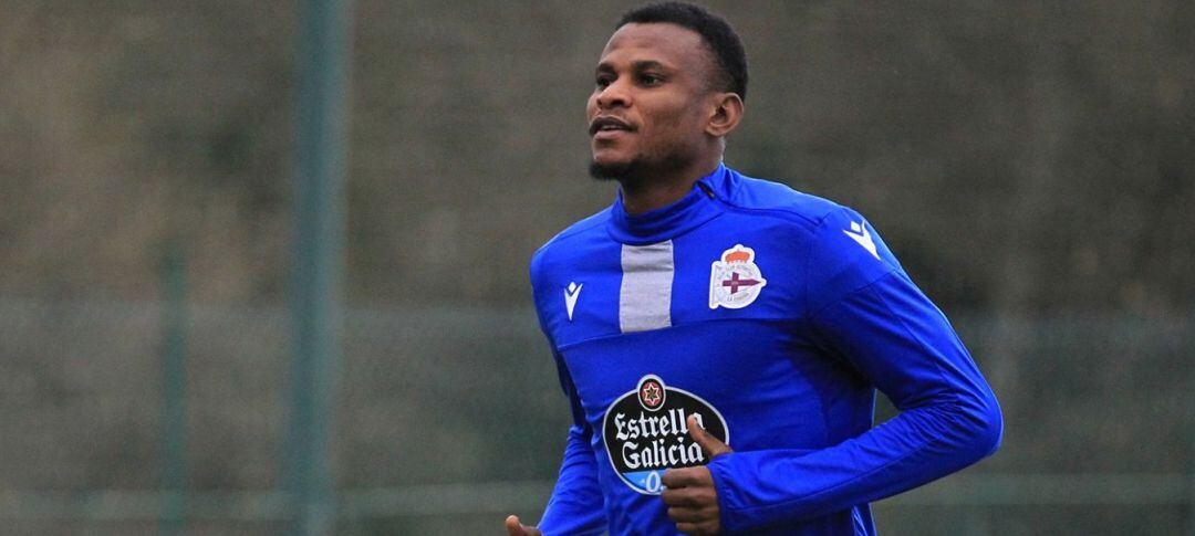 Uche Agbo en un entrenamiento con el Deportivo