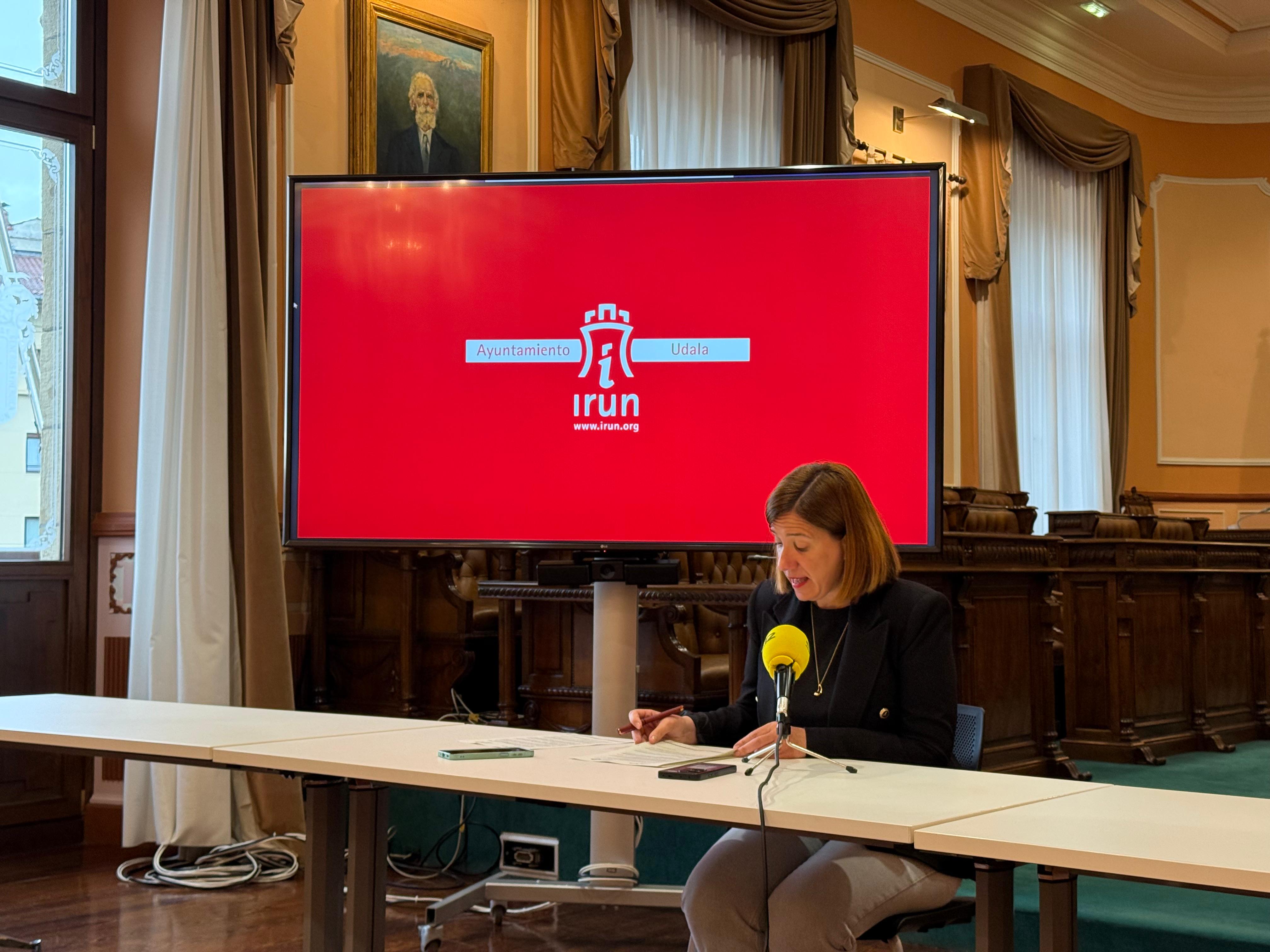 Cristina Laborda, alcaldesa de Irun, durante la rueda de prensa en el Salón de Plenos del Ayuntamiento