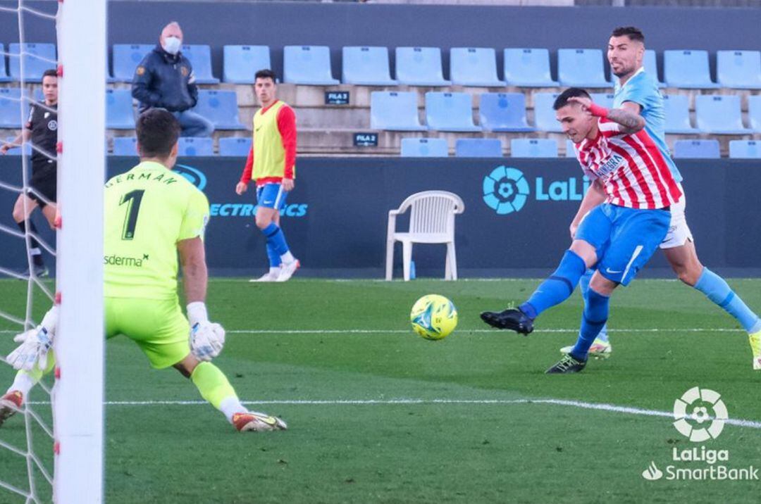 Aitor disparando para hacer el 0-1