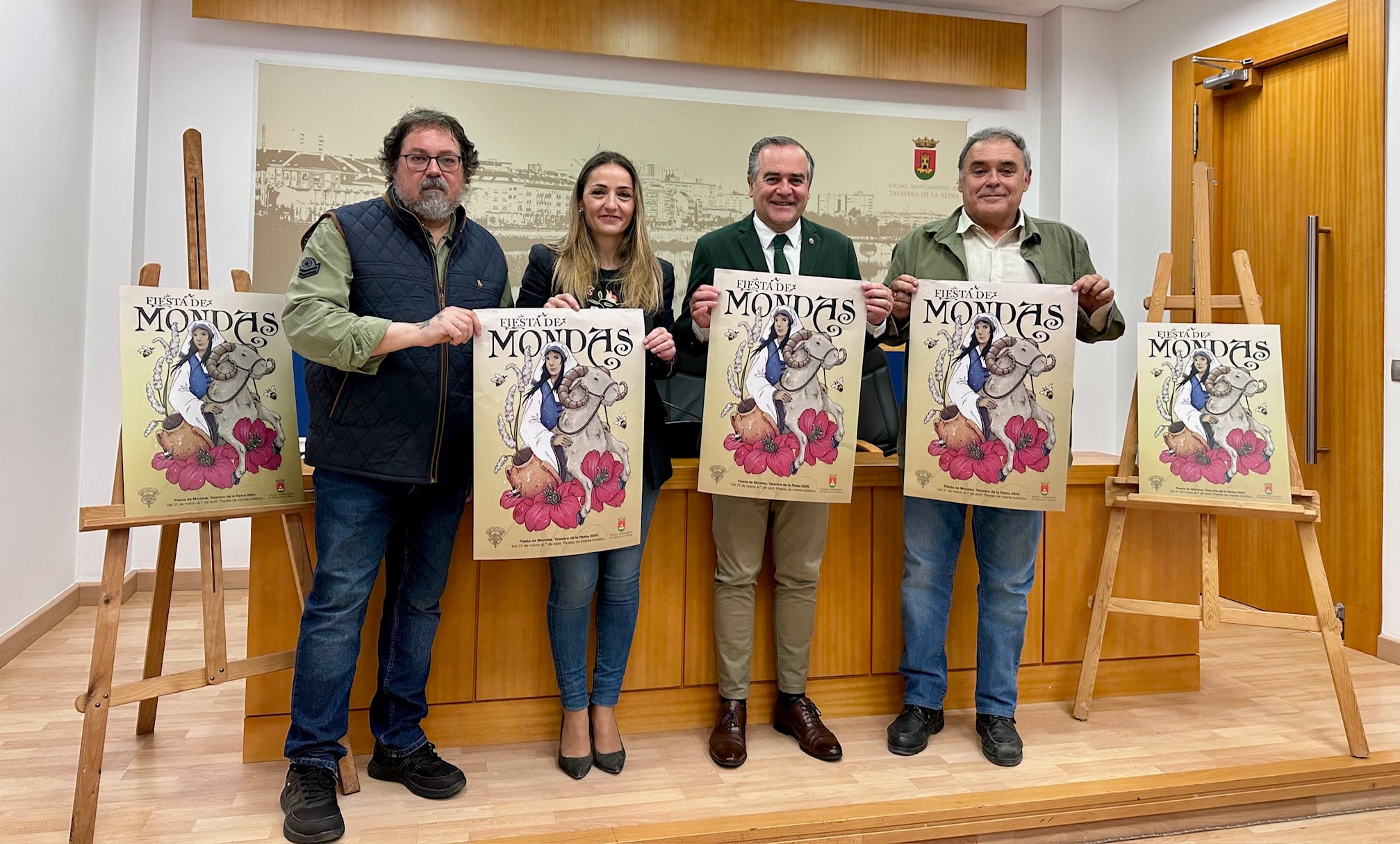 El alcalde, José Julián Gregorio, la concejal de Festejos, María Pilar Guerrero, y del pregonero de Mondas, Jorge Luna, han ofrecido una rueda de prensa para presentar la programación de Mondas 2024, a la que ha asistido Fulgencio García, que ha recogido el premio del cartel en nombre del ganador Francisco Gallego Sánchez.