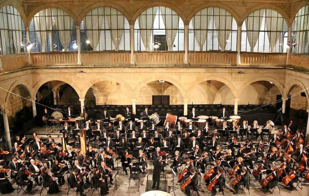 La Orquesta de RTVE durante un concierto en el patio del Hospital de Santiago