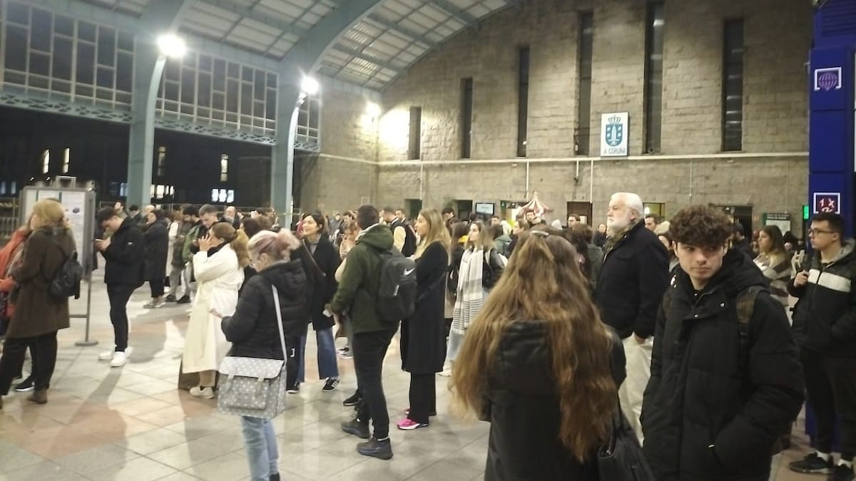 "He llegado tarde a trabajar toda la semana gracias a Renfe": los usuarios del tren en A Coruña, hartos de los retrasos