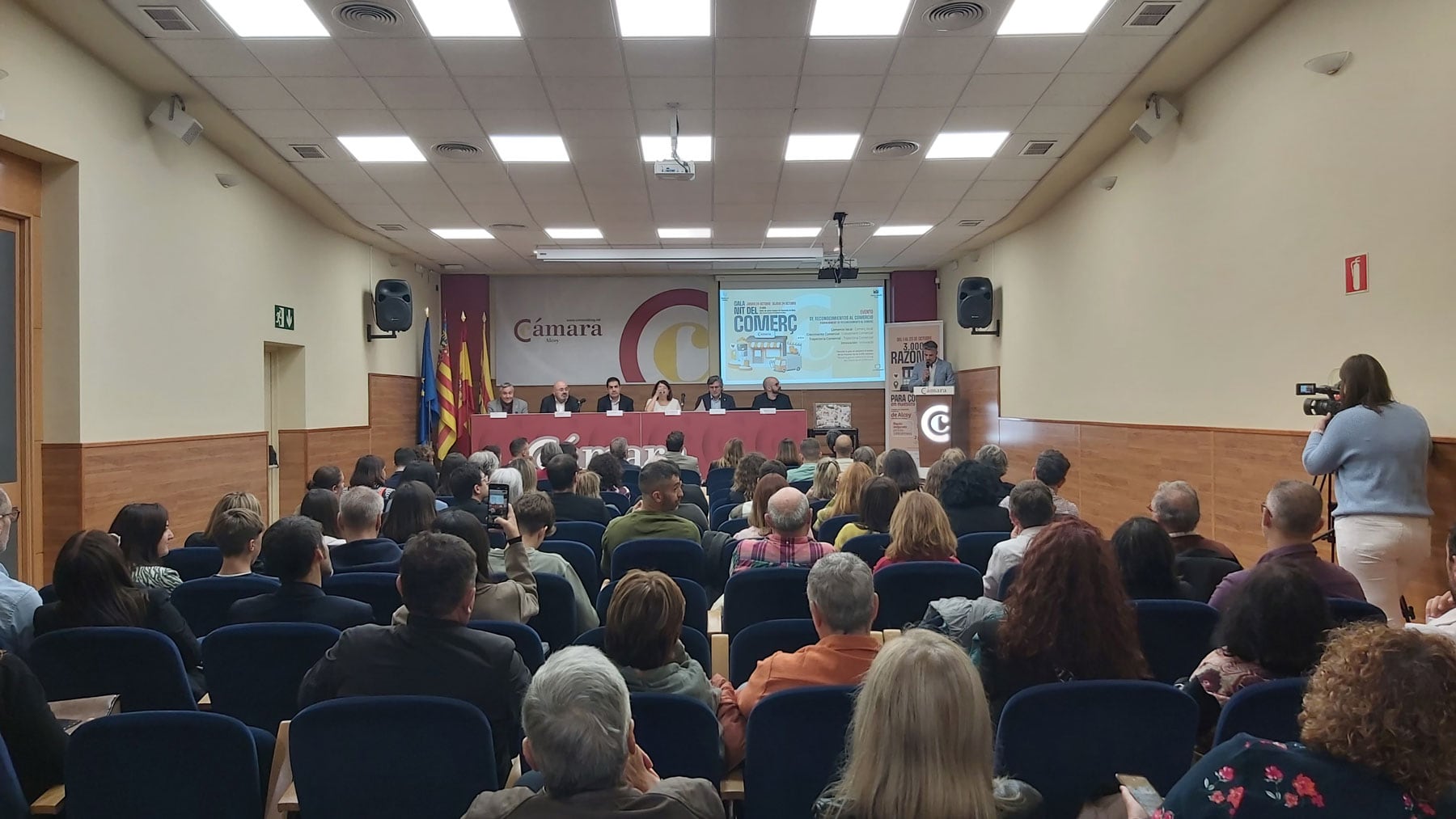 El salón de actos de la Cámara de Comercio se ha llenado para asistir a la gala de entrega de los premios de la Nit del Comerç