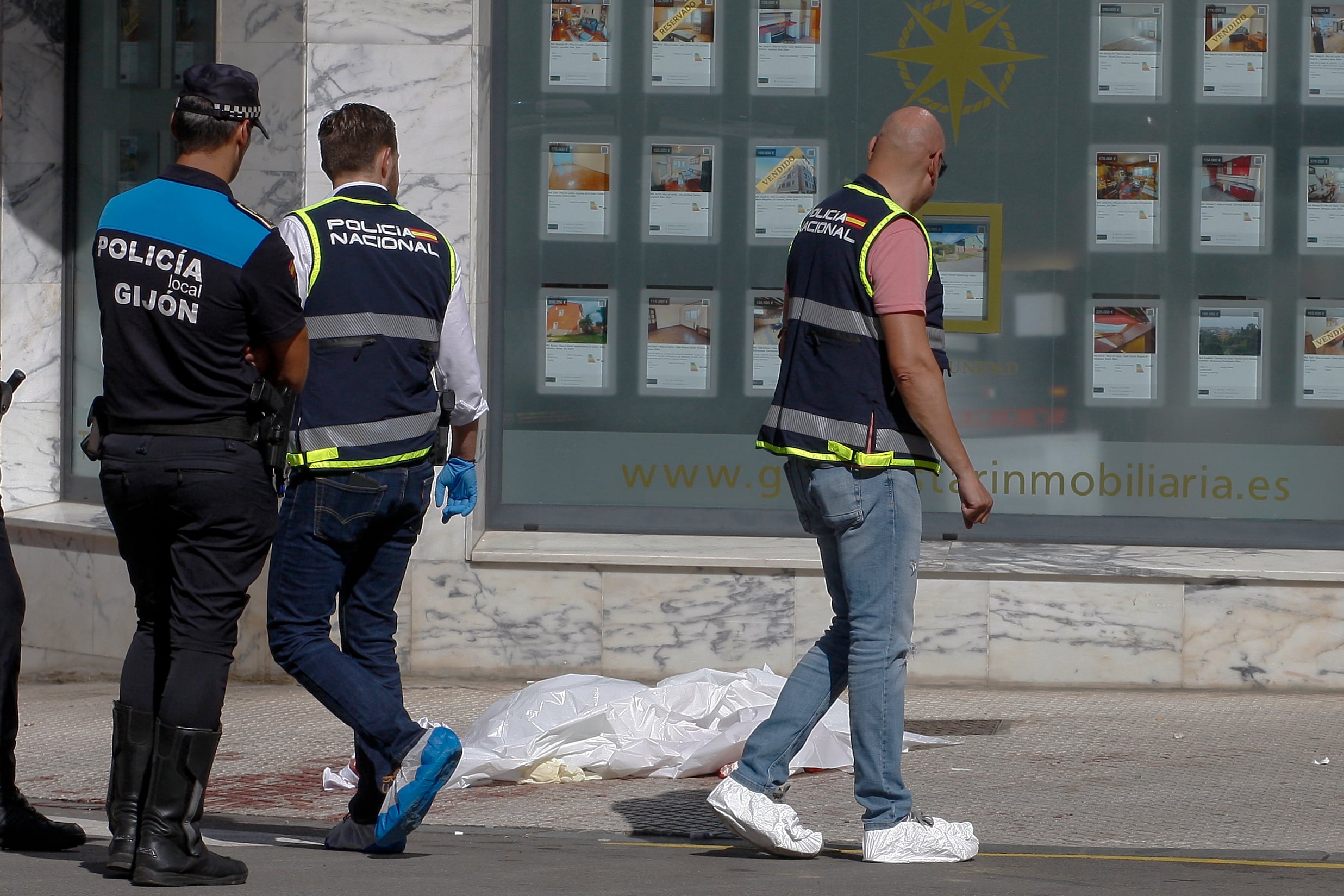 La Policía Local de Gijón ha detenido este miércoles a un hombre que minutos antes había apuñalado mortalmente con un cuchillo a otra persona en el cuello a la puerta del negocio inmobiliario del fallecido, en la calle Campo Sagrado, en Gijón.