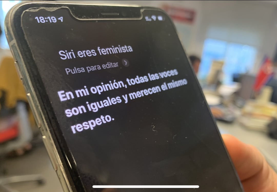 Apple programó a Siri para esquivar preguntas sobre feminismo