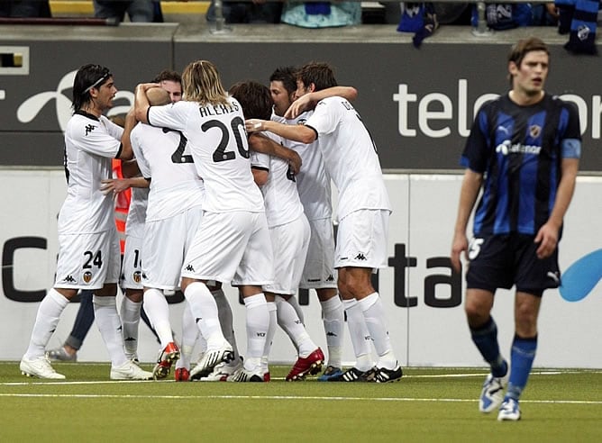 Los jugadores del Valencia celebran el gol de Pablo Hernández