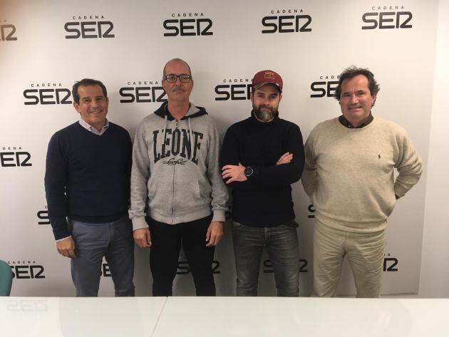 Pascual Bertomeu (segundo por la izquierda) y Fermin Egido (a su derecha) en los estudios de Radio Alicante SER