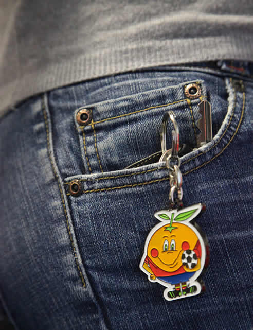 Desde llaveros como el de la foto a camisetas, tazas, chapas o posavasos, se pueden encontrar con &#039;Naranjito&#039; en multitud de tiendas &quot;retro&quot;, &quot;revival&quot; o &quot;poppies&quot;. (JAVIER JIMÉNEZ BAS)