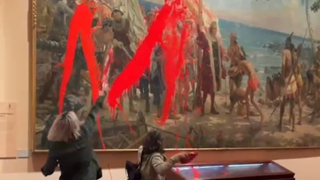 Dos activistas de Futuro Vegetal vandalizan con pintura un cuadro del Museo Naval