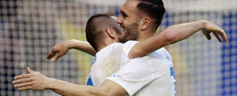 Los jugadores de la Selección Autonómica de Galicia Lucas Pérez e Iago Aspas celebran el primer gol marcado a la seleccción de Venezuela durante el partido que supone la vuelta del combinado gallego tras varios años de ausencia.