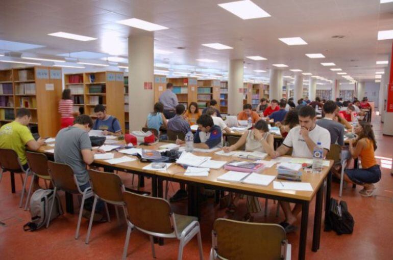 Estudiantes en una biblioteca universitaria