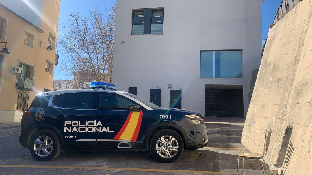 Vehículo policial en uno de los accesos al Palacio de Justicia de Alcoy