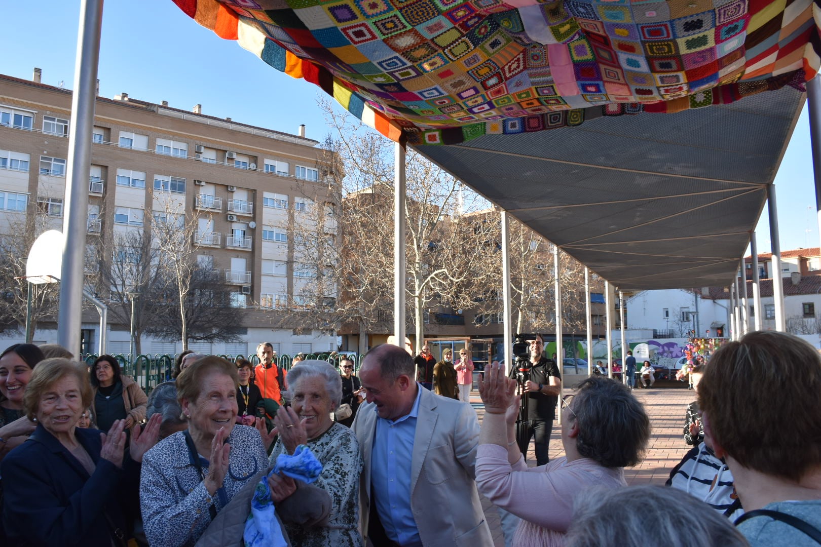 Los vecinos han elaborado un toldo de tela junto al centro Ágora