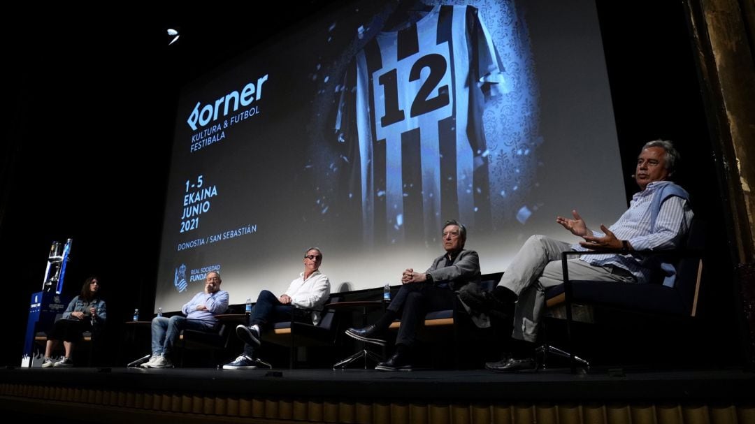 López Ufarte habla con Iñaki Gabilondo, Gorriz y Arguiñano atentos