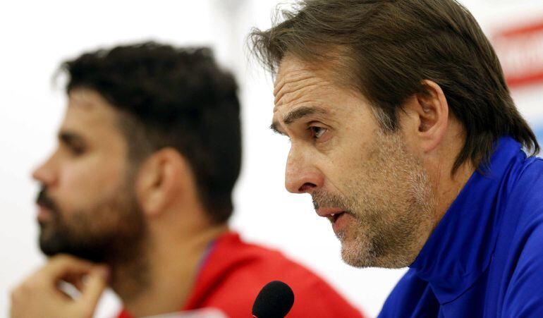 Lopetegui en rueda de prensa con Diego Costa de fondo