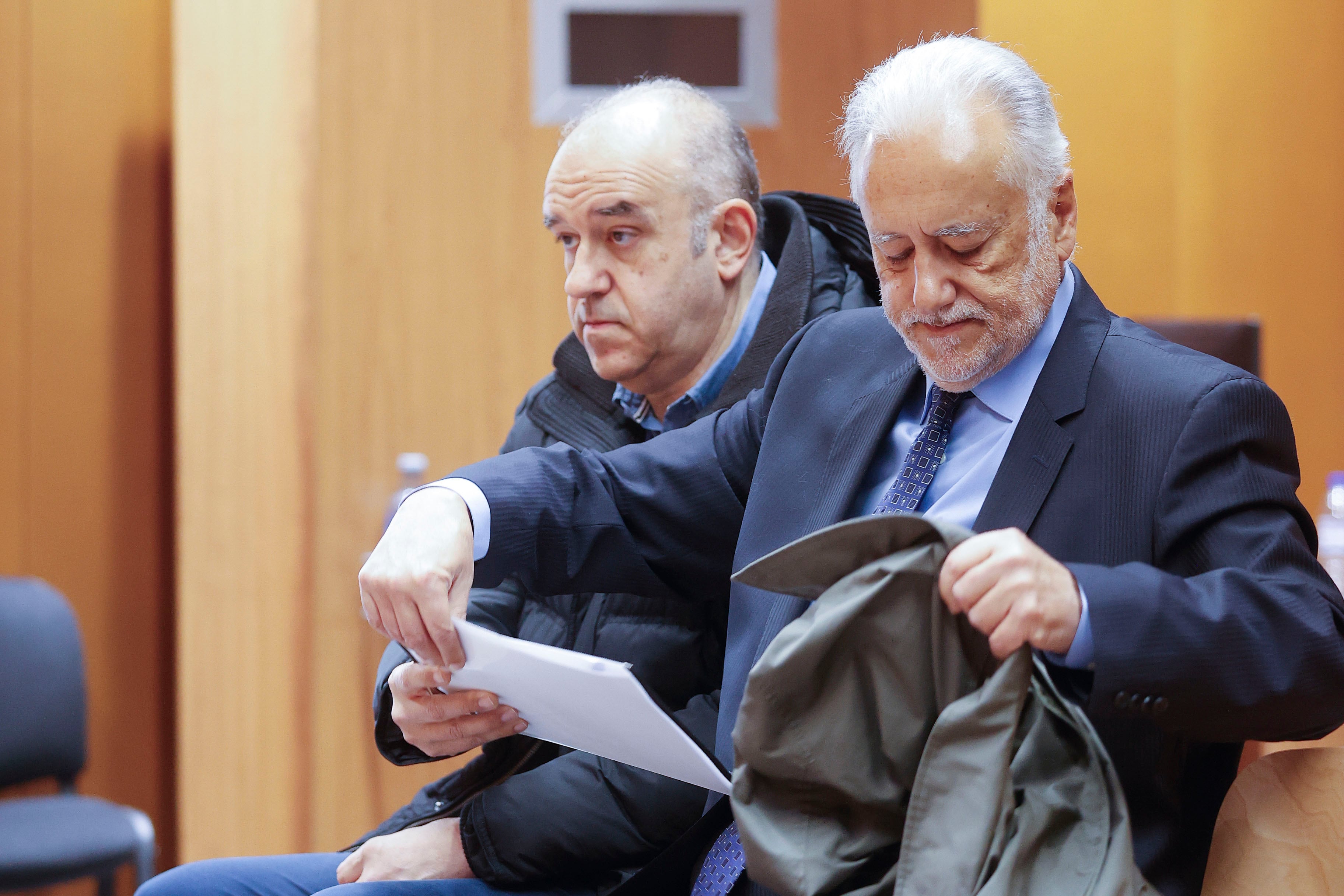 A CORUÑA (ESPAÑA), 13/04/2026.- Comienza en la Audiencia Provincial de A Coruña el juicio por estafa y apropiación indebida de una Primitiva millonaria, con un premio de 4,7 millones de euros, contra el lotero Manuel Reija (i), que aseguró haber encontrado el boleto e intentó cobrarlo, pero también contra su hermano Miguel (d), que entonces era delegado provincial de Loterías. EFE/Cabalar