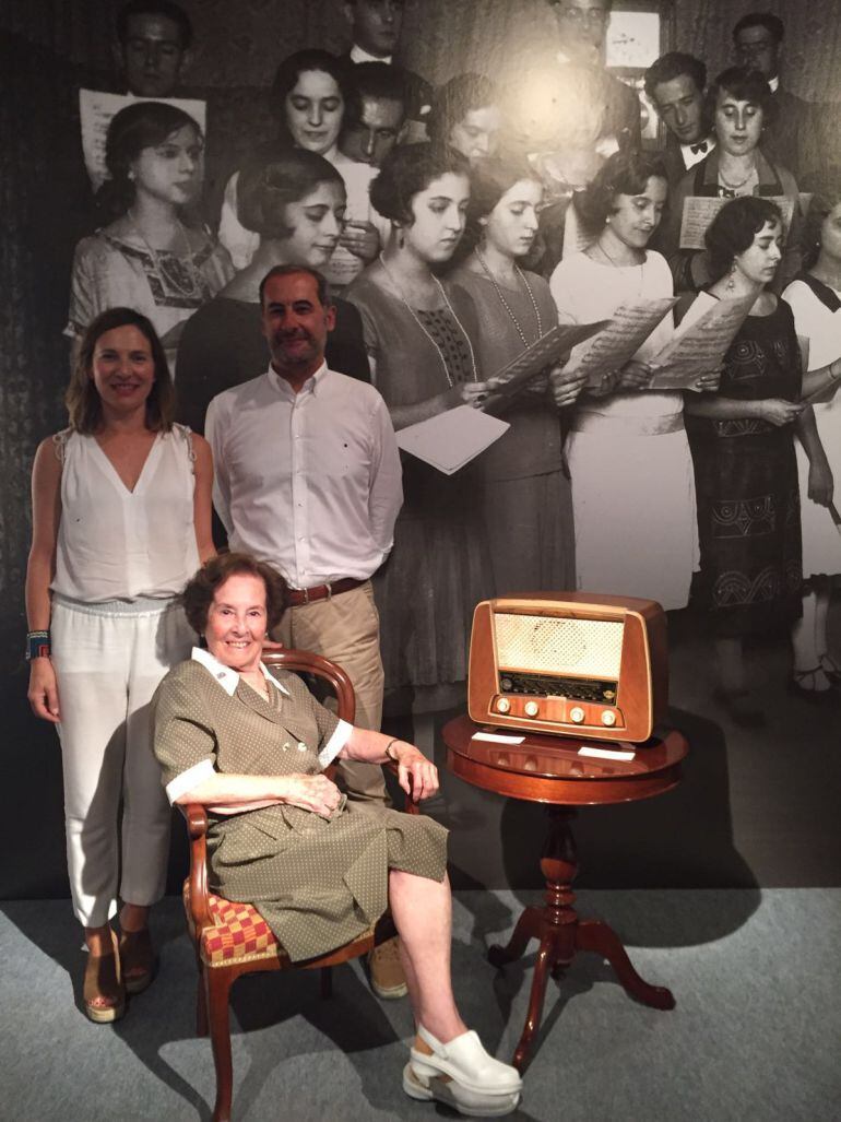 La histórica Felisa Fernández, sentada, junto a la directora de Radio Cádiz, Lourdes Acosta y el comisario de la Exposición, José Antonio Hidalgo.