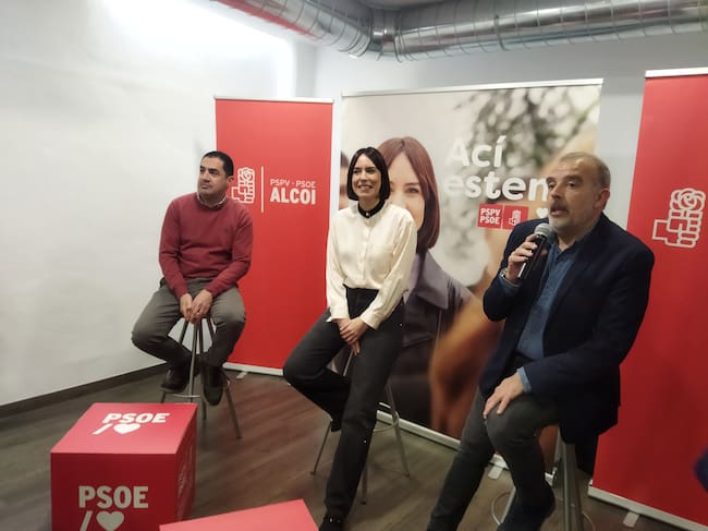 Antonio Francés, alcalde socialistas de Alcoy; Diana Morant, secretaria general del PSPV-PSOE, y Jordi Martínez, secretario general del PSPV-PSOE de la agrupación de Alcoy.