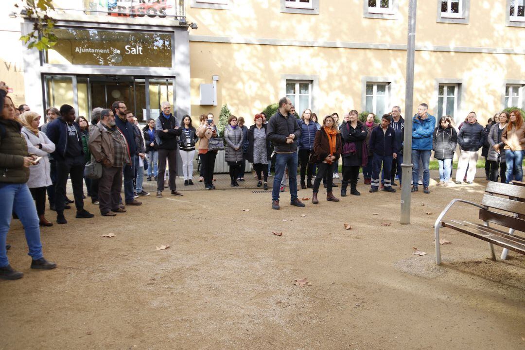 Concentració en suport a la treballadora social agredida a Salt