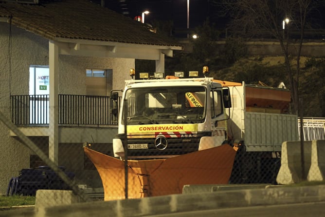 Máquina quitanieves preparada esta noche en la carretera de Extremadura, a la altura de la localidad madrileña de Móstoles, debido a las previsiones meteorológicas que auguran nieve para las próximas horas incluso en la capital