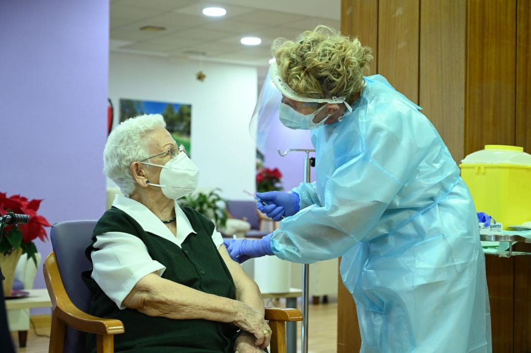 Araceli recibe la primera vacuna en la Residencia Los Olmos de Guadalajara