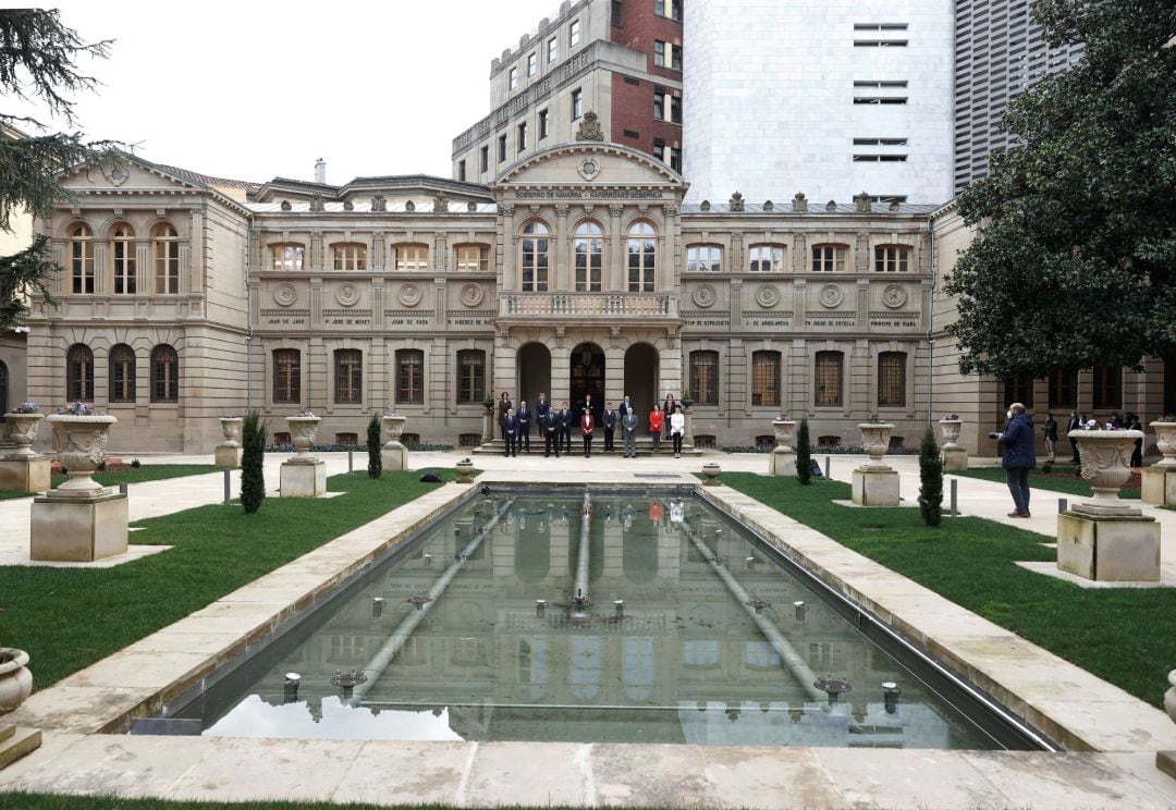 Imagen de los jardines del Palacio de Navarra, con los integrantes del Ejecutivo Foral, entre ellos, la consejera de Hacienda Elma Saiz. 