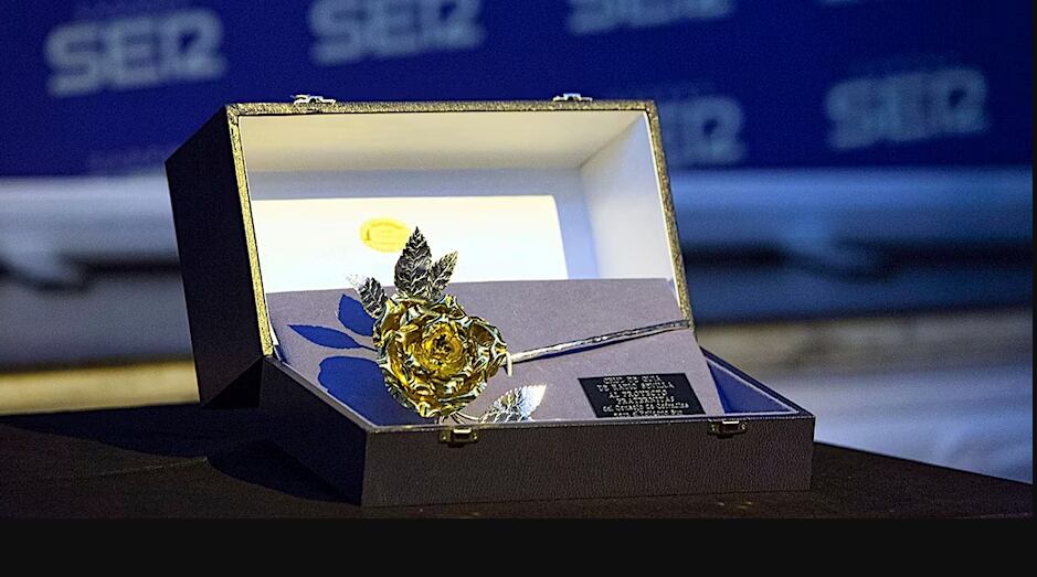 Imagen de archivo de la Rosa de Pasión de Cruz de Guía que concede Radio Sevilla (Cadena SER)