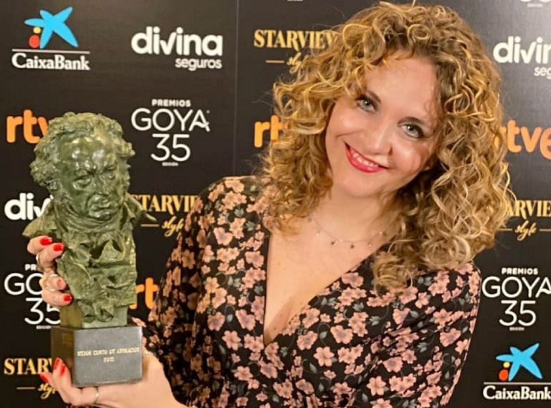 Elsa Moya, posando con el Premio Goya