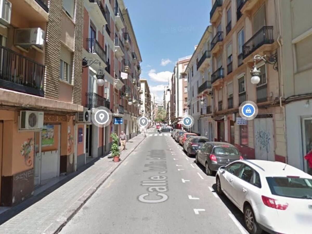 Encuentran a una mujer dependiente y de avanzada edad tendida en la cama junto a su cuidador fallecido