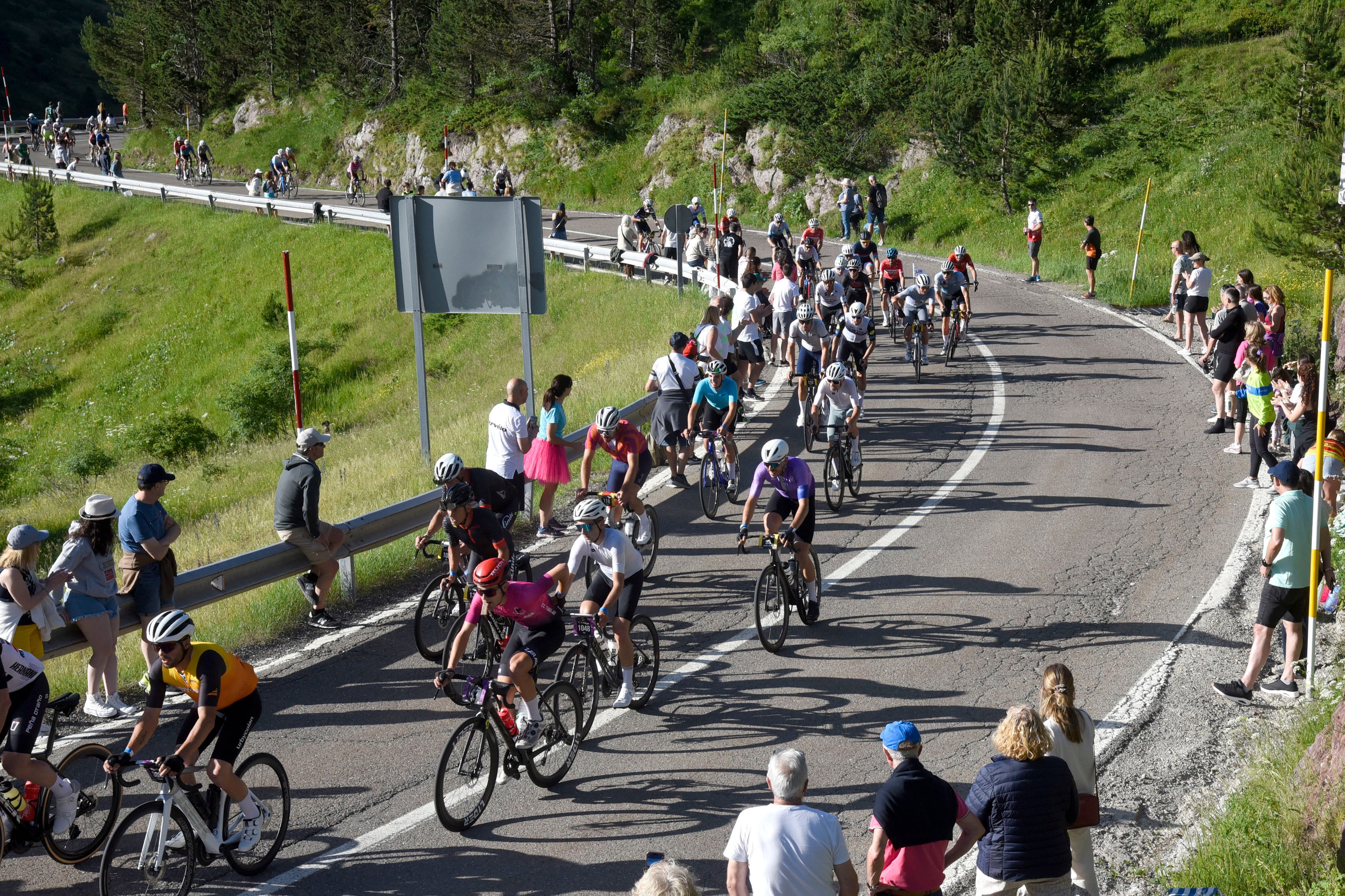 SABIÑÁNIGO (HUESCA), 21/06/2025.- La carrera cicloturista Quebrantahuesos a su paso por el puerto del Somport de acceso a Francia en la última edición EFE/Javier Blasco